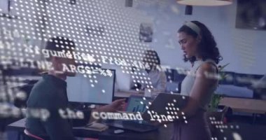 Modern ofiste çalışan çeşitli profesyonellerin iş verileri animasyonu. Takım çalışması, işbirliği, teknoloji, yenilik, üretkenlik, kurumsal