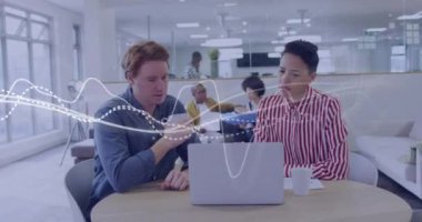 Ofiste birlikte çalışan çeşitli iş adamlarının veri işleme animasyonları. Küresel finans, iş, bağlantılar, hesaplama ve veri işleme kavramı dijital olarak oluşturulmuş video.