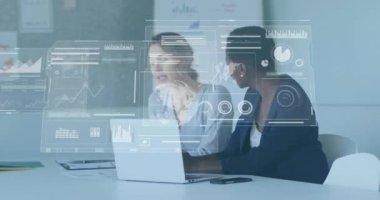 Ofisteki çeşitli iş kadınları üzerinde finansal veri işleme animasyonu. Küresel finans, iş, bağlantılar, hesaplama ve veri işleme kavramı dijital olarak oluşturulmuş video.