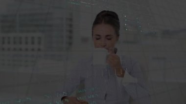 Bilgisayarı kullanan Kafkas iş kadınının finansal veri işleme animasyonu. Küresel finans, iş, bağlantılar, hesaplama ve veri işleme kavramı dijital olarak oluşturulmuş video.