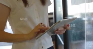 Ofiste tablet kullanan beyaz iş kadınının finansal veri işleme animasyonu. Küresel iş, finans, bilgisayar ve dijital arayüz kavramı dijital olarak oluşturulmuş video.