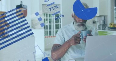 Bilgisayarı kullanan Afro-Amerikan bir adamın finansal veri işleme animasyonu. Küresel finans, iş, bağlantılar, hesaplama ve veri işleme kavramı dijital olarak oluşturulmuş video.