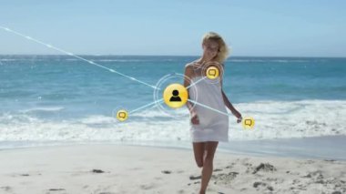 Sahilde gülümseyen beyaz bir kadın için insanlarla olan bağlantı ağlarının animasyonu. Genel tatil, bağlantılar, hesaplama ve veri işleme kavramı dijital olarak oluşturulmuş video.