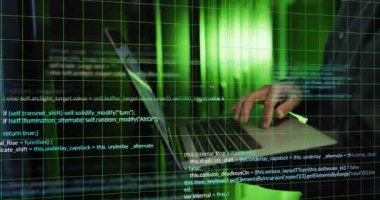 Çift ırklı erkek üzerinde dijital veri işleme animasyonu ve bilgisayar sunucuları tarafından dizüstü bilgisayar. Küresel siber güvenlik, bağlantılar, hesaplama ve veri işleme kavramı dijital olarak oluşturuldu.