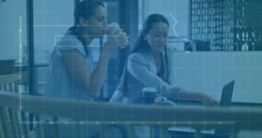 Ofisteki çeşitli iş adamları üzerinde finansal veri işleme animasyonu. Küresel finans, iş, bağlantılar, hesaplama ve veri işleme kavramı dijital olarak oluşturulmuş video.