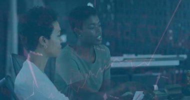 Ofisteki çeşitli iş adamları üzerinde finansal veri işleme animasyonu. Küresel finans, iş, bağlantılar, hesaplama ve veri işleme kavramı dijital olarak oluşturulmuş video.