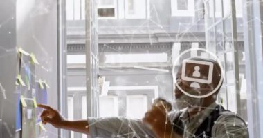 Afrikalı Amerikalı iş adamının ofisindeki bağlantıların ve veri işleme programının animasyonu. Küresel finans, iş, bağlantılar, hesaplama ve veri işleme kavramı dijital olarak oluşturulmuş video.