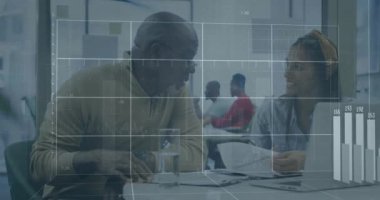 Ofisteki çeşitli iş adamları üzerinde finansal veri işleme animasyonu. Küresel finans, iş, bağlantılar, hesaplama ve veri işleme kavramı dijital olarak oluşturulmuş video.