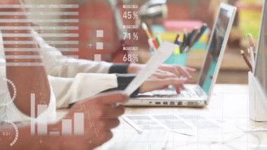 Ofisteki çeşitli iş adamları üzerinde finansal veri işleme animasyonu. Küresel finans, iş, bağlantılar, hesaplama ve veri işleme kavramı dijital olarak oluşturulmuş video.