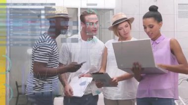 Ofisteki çeşitli iş adamları üzerinde finansal veri işleme animasyonu. Küresel finans, iş, bağlantılar, hesaplama ve veri işleme kavramı dijital olarak oluşturulmuş video.