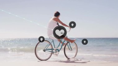 Beyaz kadın plajda bisiklet sürerken kalp ikonlarıyla olan bağlantıların animasyonu. Genel tatil, bağlantılar, hesaplama ve veri işleme kavramı dijital olarak oluşturulmuş video.