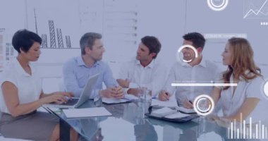 Ofisteki çeşitli iş adamlarıyla ilgili finansal veri işleme animasyonu. Küresel finans, iş, bağlantılar, hesaplama ve veri işleme kavramı dijital olarak oluşturulmuş video.