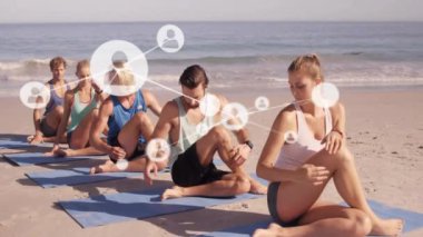 Sahildeki beyaz insanlar üzerinde insanlarla olan bağlantı ağlarının animasyonu. Genel tatil, bağlantılar, hesaplama ve veri işleme kavramı dijital olarak oluşturulmuş video.