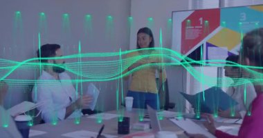 Ofiste birlikte çalışan çeşitli iş adamları üzerinde finansal veri işleme animasyonu. Küresel finans, iş, bağlantılar, hesaplama ve veri işleme kavramı dijital olarak oluşturulmuş video.