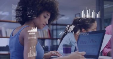 Ofisteki çeşitli iş adamları üzerinde finansal veri işleme animasyonu. Küresel finans, iş, bağlantılar, hesaplama ve veri işleme kavramı dijital olarak oluşturulmuş video.