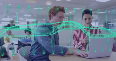 Ofiste birlikte çalışan çeşitli iş adamları üzerinde finansal veri işleme animasyonu. Küresel finans, iş, bağlantılar, hesaplama ve veri işleme kavramı dijital olarak oluşturulmuş video.