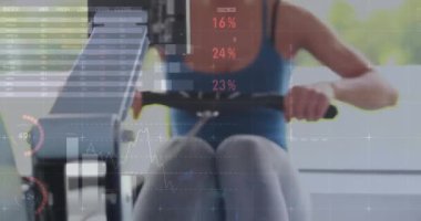 Beyazların spor salonunda egzersiz yapan kadınlar için finansal veri işleme animasyonu. Küresel spor, fitness, yaşam tarzı, finans ve dijital arayüz kavramı dijital olarak oluşturulmuş video.