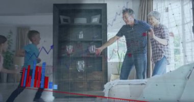 Torunları olan büyükanne ve büyükbabalar hakkında finansal veri işleme animasyonu. Küresel finans, iş, bağlantılar, hesaplama ve veri işleme kavramı dijital olarak oluşturulmuş video.