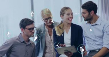 Ofisteki çeşitli iş adamları üzerinde ekolojik ikonlar ve veri işleme animasyonları. Küresel çevre, finans, iş, bağlantılar, hesaplama ve veri işleme kavramı dijital olarak oluşturulmuş video.