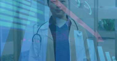 Tıbbi veriler analiz ediliyor, hastane ortamında animasyon örtüsü olan bir doktor. Sağlık, araştırma, teknoloji, analiz, yenilik, teşhis