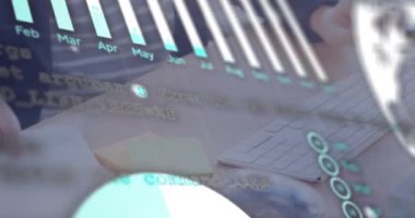 Beyaz iş kadınının ofiste yazması üzerine finansal veri işleme animasyonu. Küresel finans, iş, bağlantılar, hesaplama ve veri işleme kavramı dijital olarak oluşturulmuş video.