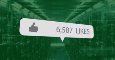 Bilgisayar sunucuları üzerinden sevilen metin ve dijital veri işlemlerinin animasyonu. Dijital olarak oluşturulmuş küresel bağlantılar, hesaplama ve veri işleme kavramı.