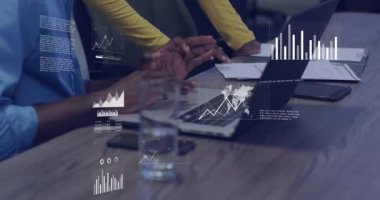 Ofisteki çeşitli iş adamları üzerinde finansal veri işleme animasyonu. Küresel finans, iş, bağlantılar, hesaplama ve veri işleme kavramı dijital olarak oluşturulmuş video.