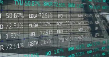 Şebeke üzerinde finansal veri işleme animasyonu. Küresel finans, iş, bağlantılar, hesaplama ve veri işleme kavramı dijital olarak oluşturulmuş video.