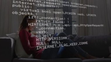 Kanepede dijital tablet kullanan bir kadının veri işleme animasyonu. Küresel finans, iş, bağlantılar, hesaplama ve veri işleme kavramı dijital olarak oluşturulmuş video.