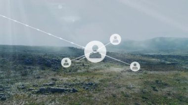 Manzara üzerindeki simgelerle bağlantı ağının animasyonu. Sosyal medya, doğa ve dijital arayüz kavramı dijital olarak oluşturulmuş video.