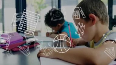 Okul eşyaları ikonlarının sınıfta öğrenen çeşitli öğrencilerin üzerinde canlandırılması. Eğitim, teknoloji ve dijital arayüz kavramı dijital olarak oluşturulmuş video.