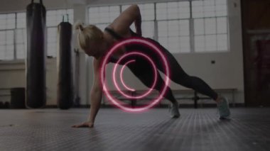 Beden eğitiminde, üzerinde eşmerkezli daireler çizerek egzersiz yapan biri. Fitness, teknoloji, egzersiz, dijital, hareket, modern