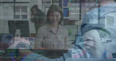 Ofisteki çeşitli iş adamları üzerinde finansal veri işleme animasyonu. Küresel finans, iş, bağlantılar, hesaplama ve veri işleme kavramı dijital olarak oluşturulmuş video.