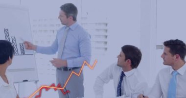 Ofisteki çeşitli iş adamlarıyla ilgili finansal veri işleme animasyonu. Küresel finans, iş, bağlantılar, hesaplama ve veri işleme kavramı dijital olarak oluşturulmuş video.