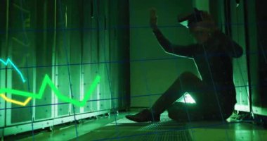 Bilgisayar sunucuları tarafından VR kulaklığı kullanılarak Asyalı işadamı üzerinde dijital veri işleme animasyonu. Küresel siber güvenlik, bağlantılar, hesaplama ve veri işleme kavramı dijital olarak oluşturuldu.