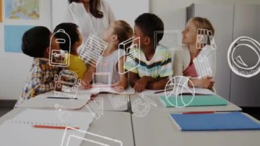 Okul eşyalarının animasyonları, çeşitli öğrencilerin sınıfta öğretmenden öğrenmeleri üzerine. Eğitim, teknoloji ve dijital arayüz kavramı dijital olarak oluşturulmuş video.