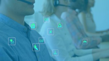 Telefon kulaklığı kullanan farklı iş adamlarının eko ikonlar ve veri işleme animasyonları. Küresel finans, iş, bağlantılar, hesaplama ve veri işleme kavramı dijital olarak oluşturulmuş video.