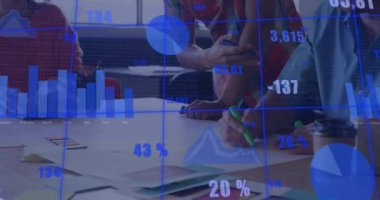 Ofisteki çeşitli iş adamları üzerinde finansal veri işleme animasyonu. Küresel finans, iş, bağlantılar, hesaplama ve veri işleme kavramı dijital olarak oluşturulmuş video.