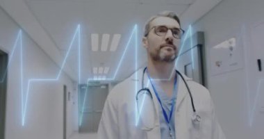 Kafkas erkek doktor üzerinde veri işleme animasyonu. Küresel tıp, bağlantılar, hesaplama ve veri işleme kavramı dijital olarak oluşturulmuş video.