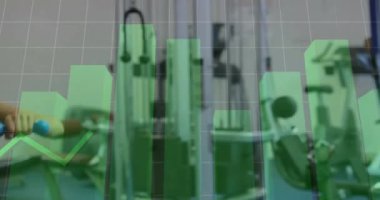 Beyazların spor salonunda egzersiz yapan kadınlar için finansal veri işleme animasyonu. Küresel spor, fitness, yaşam tarzı, finans ve dijital arayüz kavramı dijital olarak oluşturulmuş video.