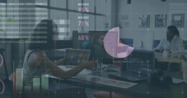 Ofisteki çeşitli iş adamları üzerinde finansal veri işleme animasyonu. Küresel finans, iş, bağlantılar, hesaplama ve veri işleme kavramı dijital olarak oluşturulmuş video.