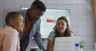 Ofisteki çeşitli iş adamları üzerinde finansal veri işleme animasyonu. Küresel finans, iş, bağlantılar, hesaplama ve veri işleme kavramı dijital olarak oluşturulmuş video.