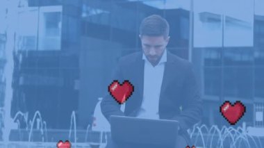 Kafkasyalı iş adamının dizüstü bilgisayarı kullanarak kalp ikonunun animasyonu. Küresel finans, iş, bağlantılar, hesaplama ve veri işleme kavramı dijital olarak oluşturulmuş video.