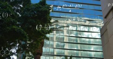 Ofis binası üzerinde bilimsel veri işleme animasyonu. Küresel finans, iş, bağlantılar, hesaplama ve veri işleme kavramı dijital olarak oluşturulmuş video.