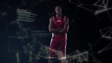 Kolları çapraz duran basketbol oyuncusu ağ bağlantıları ve kodlama animasyonları üzerinde duruyor. Teknoloji, atlet
