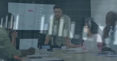 Ofisteki çeşitli iş adamları üzerinde finansal veri işleme animasyonu. Küresel finans, iş, bağlantılar, hesaplama ve veri işleme kavramı dijital olarak oluşturulmuş video.