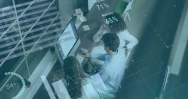 Ofisteki çeşitli iş adamları üzerinde finansal veri işleme animasyonu. Küresel finans, iş, bağlantılar, hesaplama ve veri işleme kavramı dijital olarak oluşturulmuş video.