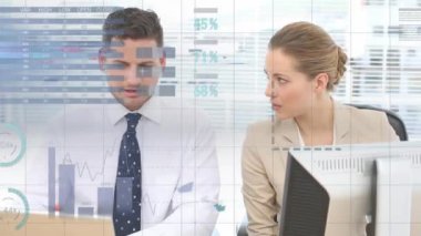 Beyaz iş adamları üzerinde finansal veri işleme animasyonu. Küresel finans, iş, bağlantılar, hesaplama ve veri işleme kavramı dijital olarak oluşturulmuş video.