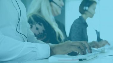 Telefon kulaklığı kullanan farklı iş adamlarının eko ikonlar ve veri işleme animasyonları. Küresel finans, iş, bağlantılar, hesaplama ve veri işleme kavramı dijital olarak oluşturulmuş video.