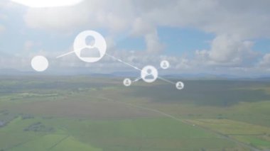 Manzara üzerindeki simgelerle bağlantı ağının animasyonu. Sosyal medya, doğa ve dijital arayüz kavramı dijital olarak oluşturulmuş video.